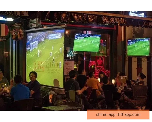 城市夜晚最热闹的足球直播观赛主题酒吧社交娱乐聚集地